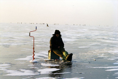 В Хакасии любители зимней рыбалки должны соблюдать осторожность